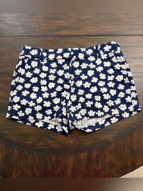 Preppy Flat Front Shorts Size 6, 2” Inseam Blue White Floral Stretch Pockets